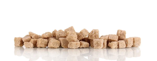 Cubos de açúcar de cana marrom grumos isolados em branco — Fotografia de Stock