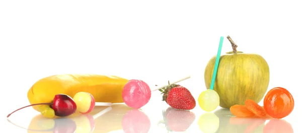 Een heleboel smakelijke lollies met fruit geïsoleerd op wit — Stockfoto