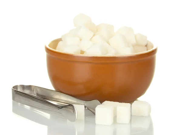 Terrón de azúcar en tazón con pinzas de azúcar aisladas en blanco — Foto de Stock
