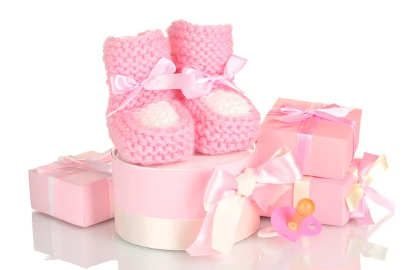 Růžové dětské boty, dudlík a dary izolovaných na bílém — Stock fotografie