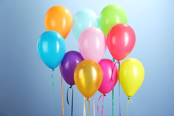 Bunte Luftballons auf blauem Hintergrund in Nahaufnahme — Stockfoto