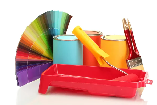 Teneke kutular ile boya, rulo, fırça ve parlak beyaz üzerinde izole renk paleti — Stok fotoğraf
