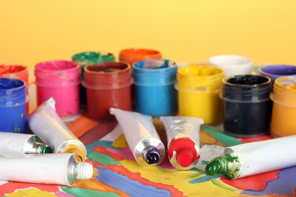 Buizen met kleurrijke aquarel en potten met gouache op kleurrijke foto close-up — Stockfoto