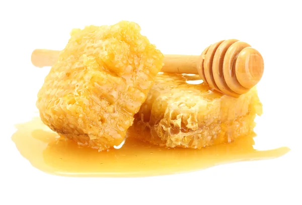 Gyllene vaxkakor och trä drizzler med honung isolerad på vit — Stockfoto