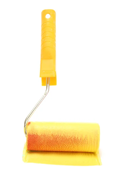Wałek malarski z żółtej farby na białym tle — Zdjęcie stockowe