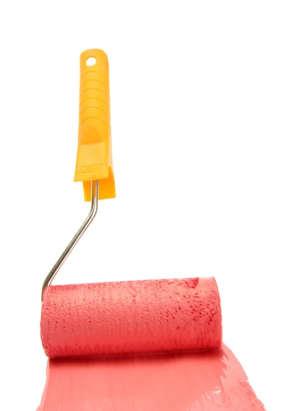 Rullo di vernice con vernice rossa isolata su bianco — Foto Stock