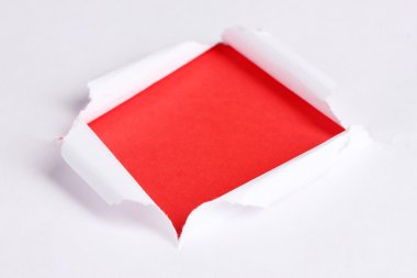 kırmızı arka plan ile yırtık kağıt