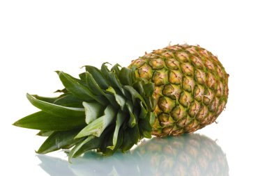 Beyaz üzerine izole edilmiş ananas