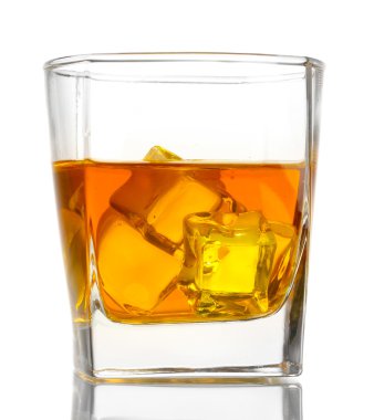 bardak scotch viski ve buz üzerinde beyaz izole