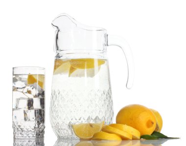 sürahi ve bardak limonata ve üzerinde beyaz izole limon