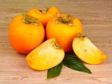 iştah açıcı persimmons ahşap zemin üzerinde