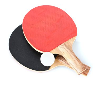 Ping-pong raketleri ve topu, beyaz üzerine izole edilmiş.