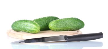 Salatalık üzerinde beyaz izole kesme tahtası