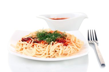 İtalyan spagetti domates soslu beyaz izole beyaz bir tabak içinde pişmiş