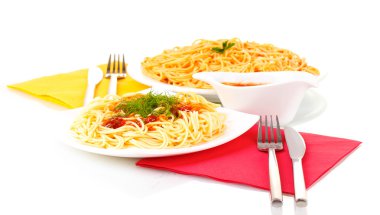 kompozisyon üzerinde beyaz izole domates soslu lezzetli pişmiş spagetti