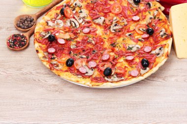 lezzetli pizza ve sebze ahşap tablo