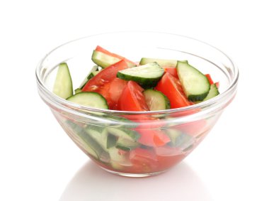 taze salata domates ve salatalık üzerinde beyaz izole