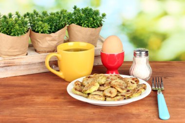 yumurta ve kahve yeşil zemin üzerine ahşap masa günü kahvaltıda kızarmış kabak