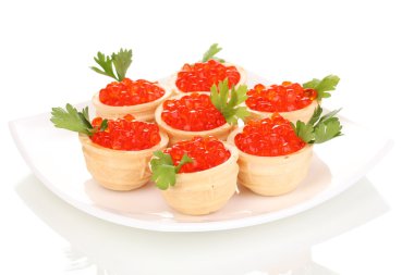 tartlets beyaz tabakta üzerine beyaz izole içinde kırmızı havyar