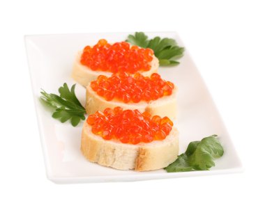 caviar rojo en tazones blancos aislados en blanco