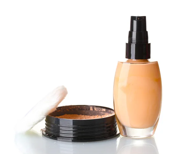 Fondamento liquido cosmetico con polvere su bianco — Foto Stock