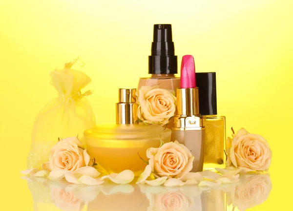 ? osmetics med rosor på gula — Stockfoto