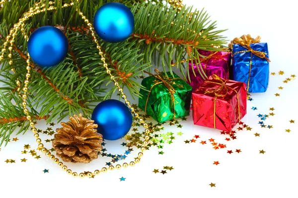 Groene kerstboom met cadeau, stuk speelgoed en kegels geïsoleerd op wit — Stockfoto