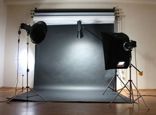 Studio flash su sfondo grigio — Foto Stock