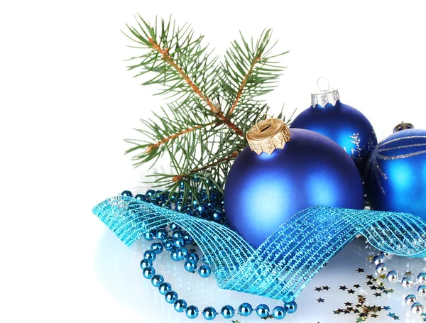 Χριστουγεννιάτικη μπάλα και πράσινο δέντρο σε λευκό φόντο — Φωτογραφία Αρχείου