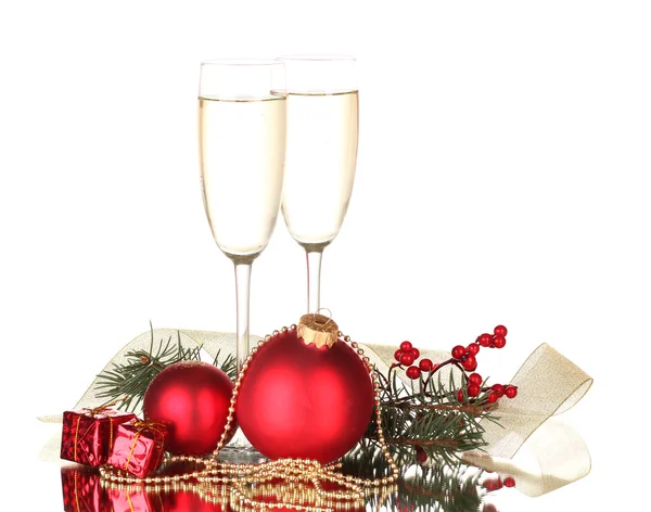 Két pohár, karácsonyi dekoráció, fehér háttér — Stock Fotó