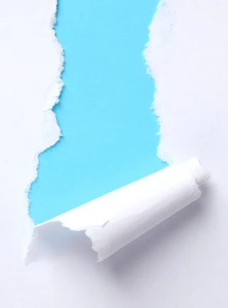 Roztrhaný papír s modrým pozadím — Stock fotografie