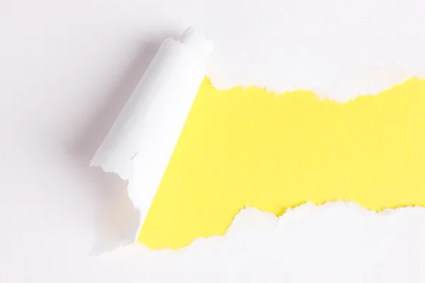 Hârtie sfâșiată cu fundal galben — Fotografie, imagine de stoc