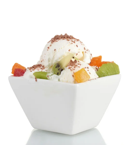 Lahodná vanilková zmrzlina s čokoládou a ovoce v míse izolovaných na bílém — Stock fotografie