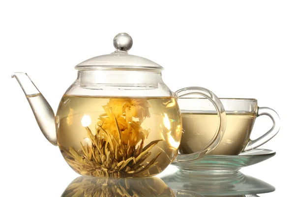 Exotické zelený čaj s květy v skleněné konvice a šálek izolované na bílém — Stock fotografie