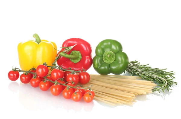 Spaghetti, romarin, paprika et tomates cerise isolée sur blanc — Photo