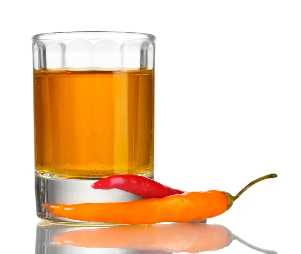 Peppar vodka och röd chilipeppar isolerade på vitt glas — Stockfoto