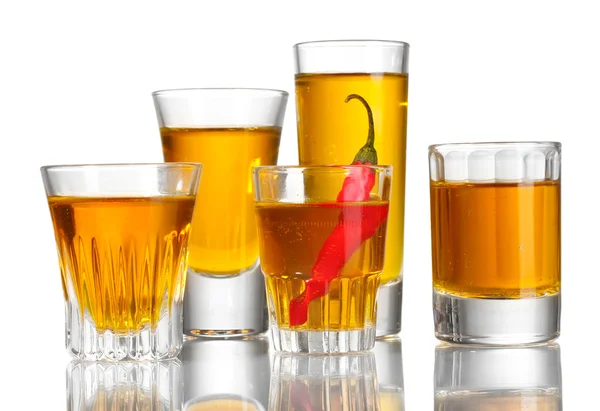 Bardak Biber votka ve kırmızı üzerine beyaz izole biber — Stok fotoğraf