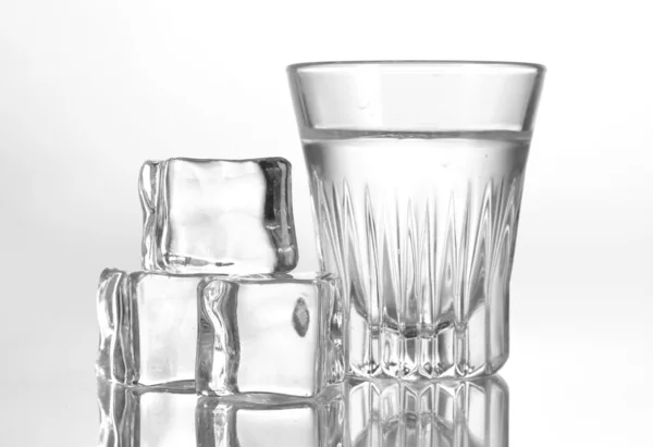Vaso de vodka con hielo aislado sobre blanco — Foto de Stock