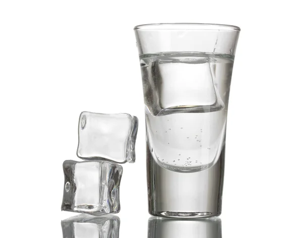 Vaso de vodka con hielo aislado sobre blanco —  Fotos de Stock