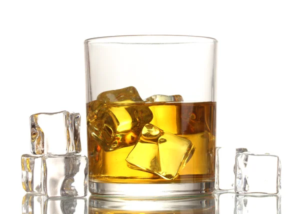 Vaso de whisky y hielo aislado en blanco —  Fotos de Stock