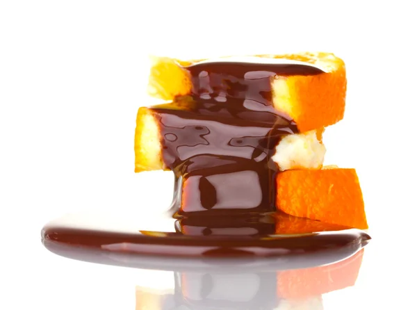 Reife Orange mit Schokolade isoliert auf weiß — Stockfoto