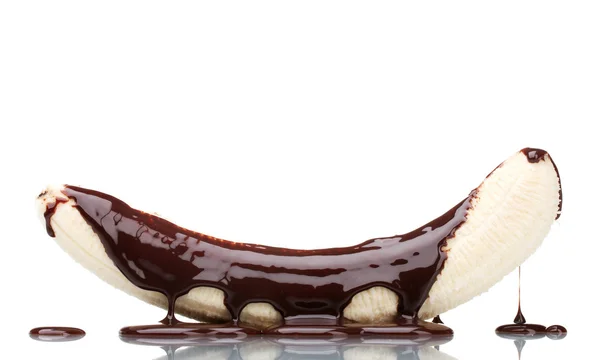 Banane coulée avec du chocolat liquide isolé sur blanc — Photo