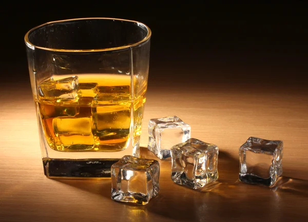 Glas Scotch Whiskey und Eis auf Holztisch — Stockfoto