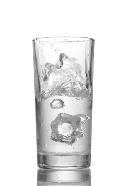 Cam üzerine beyaz izole buz küpleri ile tatlı su — Stok fotoğraf