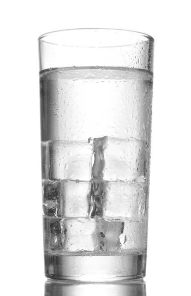 Sklenici vody s ledem izolovaných na bílém — Stock fotografie