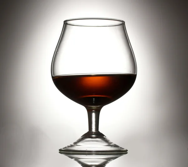 Verre de cognac sur fond gris — Photo