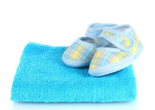 Stivaletti bambino blu su asciugamano blu isolato su bianco — Foto Stock