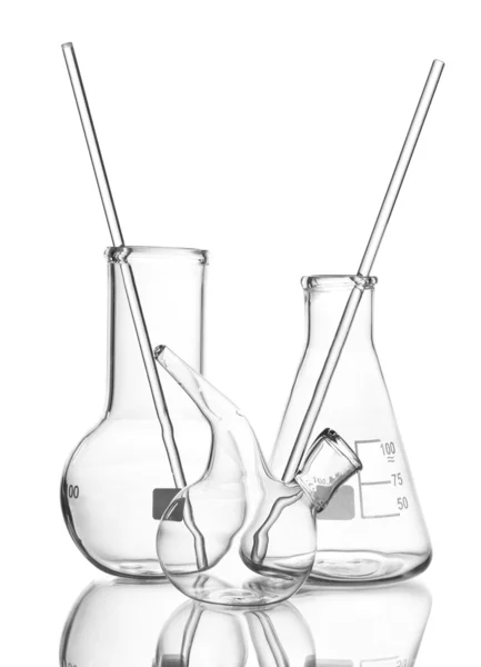 三个空实验室玻璃器皿用反射隔离在白色 — 图库照片