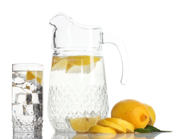 Jarro e copo de limonada e limão isolado em branco — Fotografia de Stock