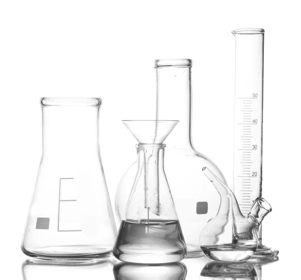 Diferentes cristalería de laboratorio con agua y vacía con reflexión aislada sobre blanco —  Fotos de Stock
